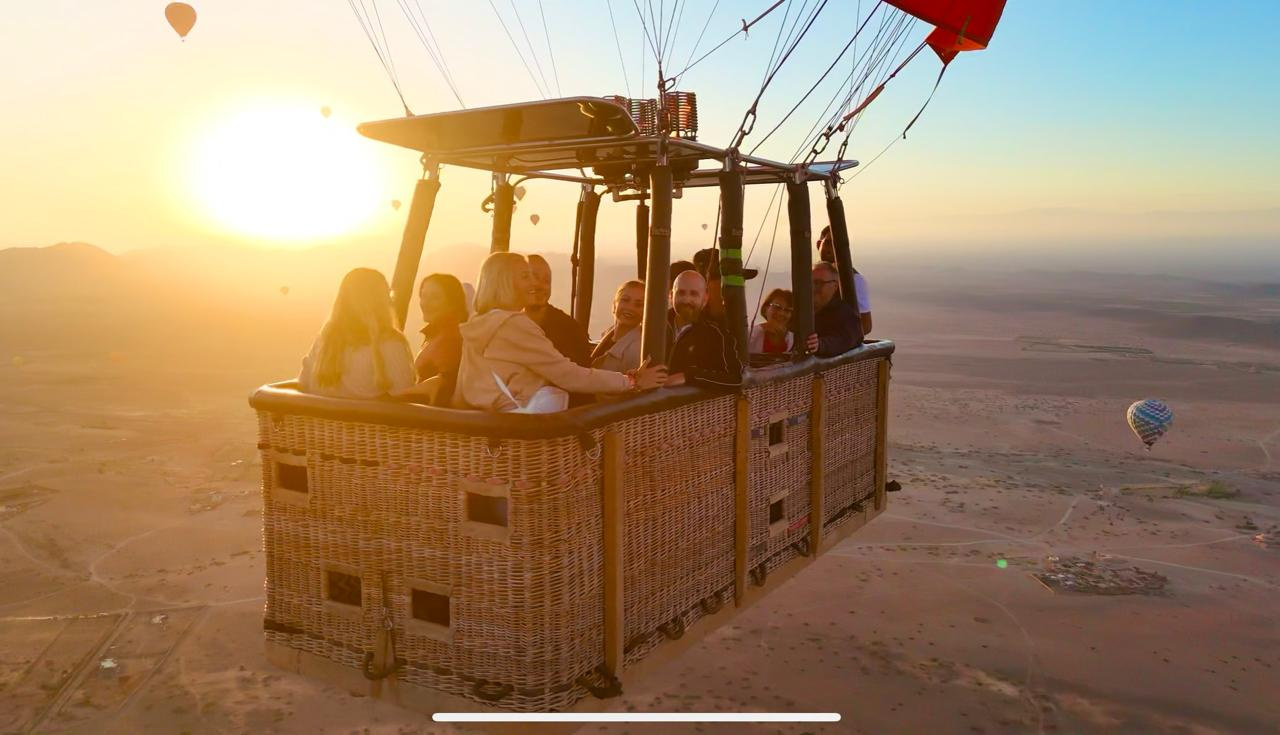 Nacelle de montgolfière dans la lumière dorée du lever du soleil près de Marrakech