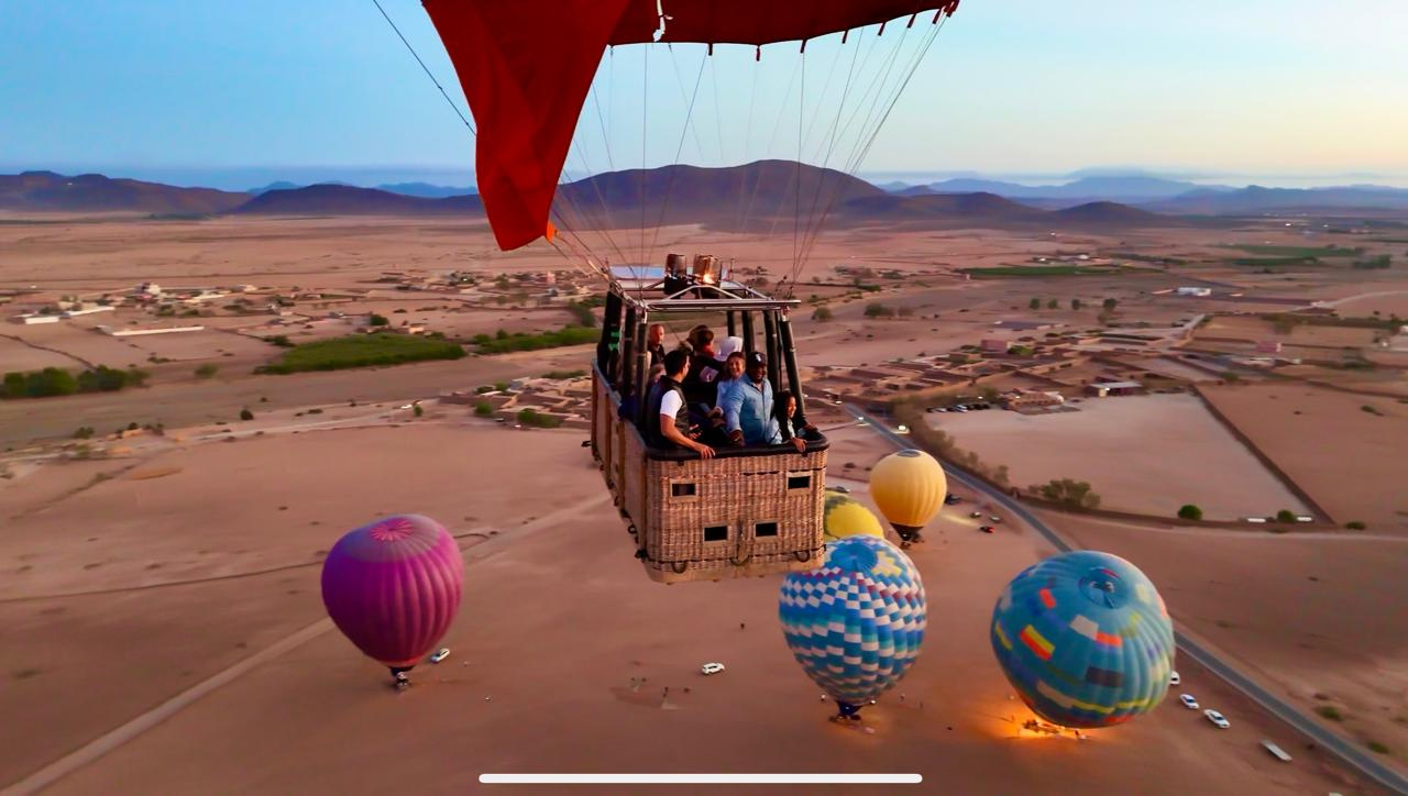 Nacelle de montgolfière Deluxe survolant Marrakech au lever du soleil